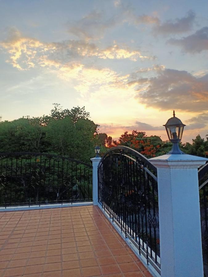 El Castillo Bed And Breakfast Angono Esterno foto