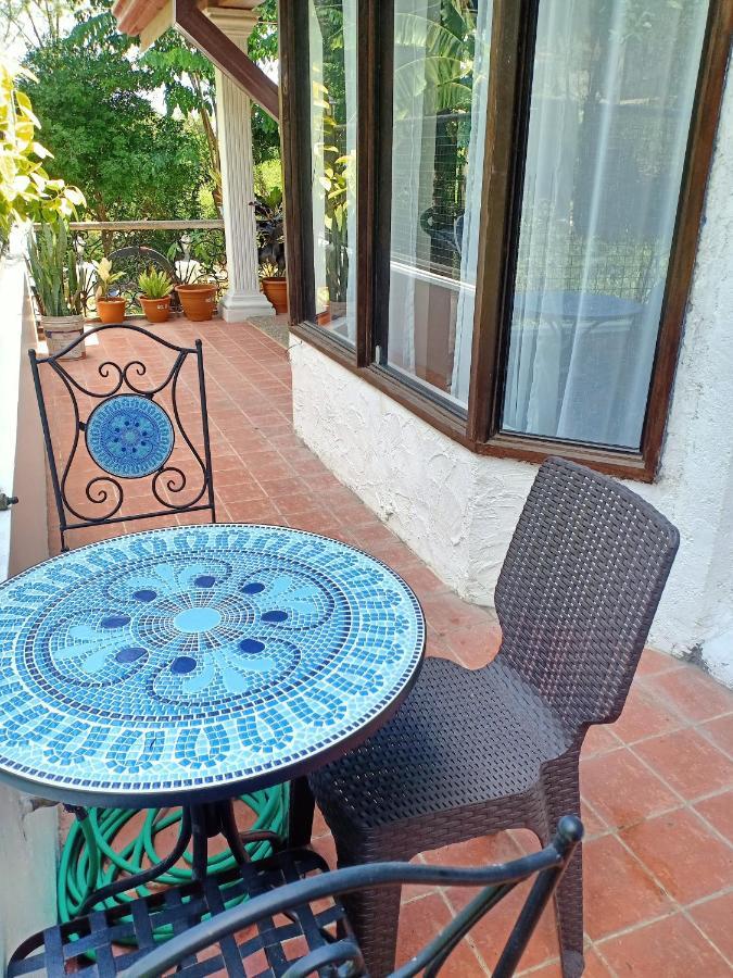 El Castillo Bed And Breakfast Angono Esterno foto