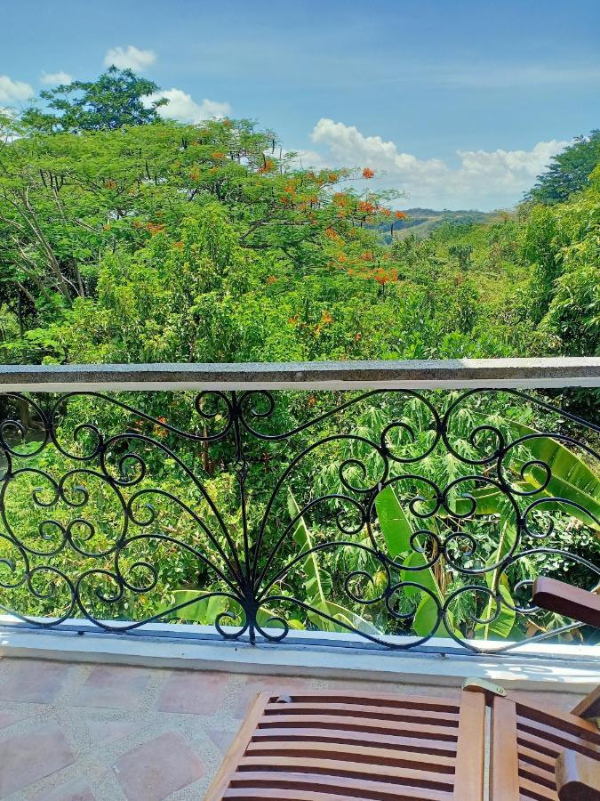 El Castillo Bed And Breakfast Angono Esterno foto