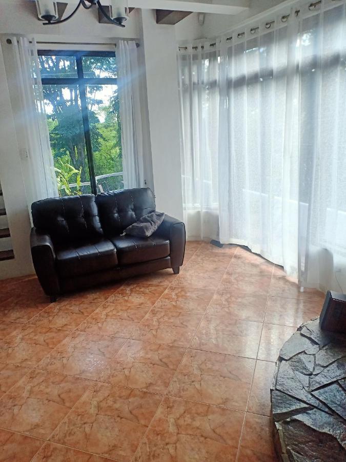 El Castillo Bed And Breakfast Angono Esterno foto