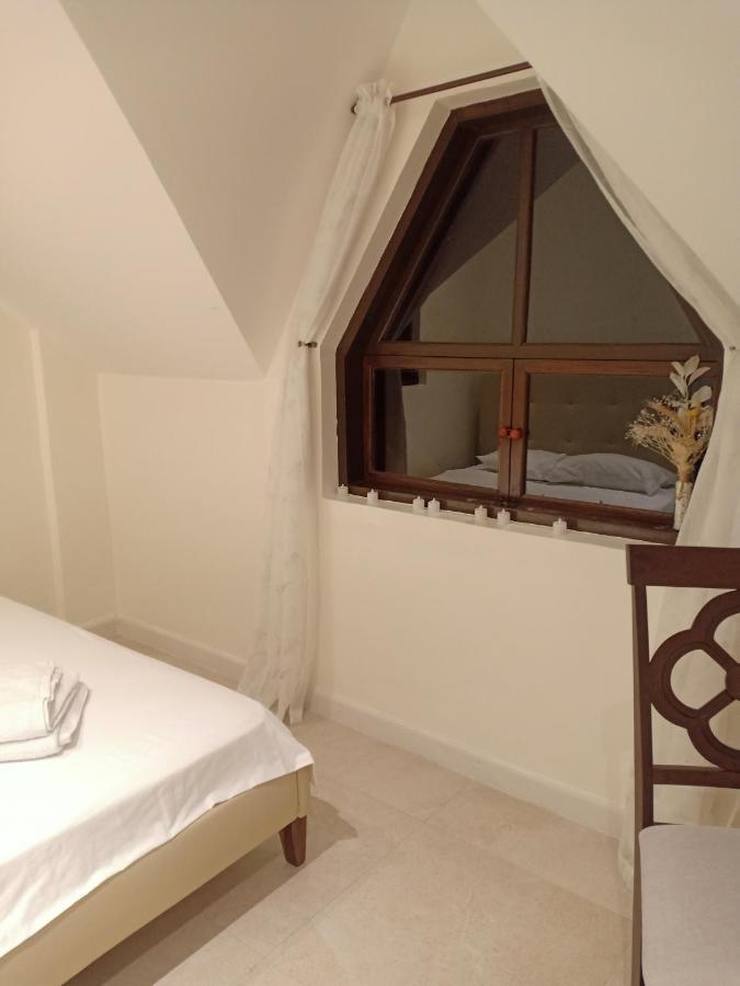 El Castillo Bed And Breakfast Angono Esterno foto