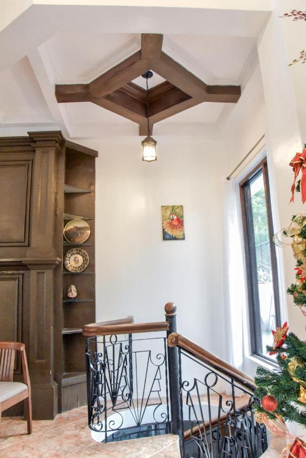 El Castillo Bed And Breakfast Angono Esterno foto