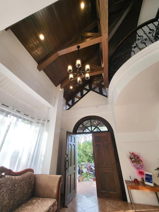 El Castillo Bed And Breakfast Angono Esterno foto