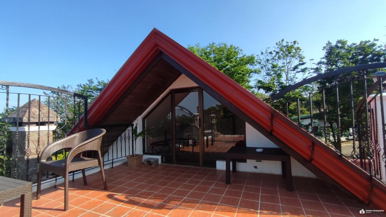 El Castillo Bed And Breakfast Angono Esterno foto