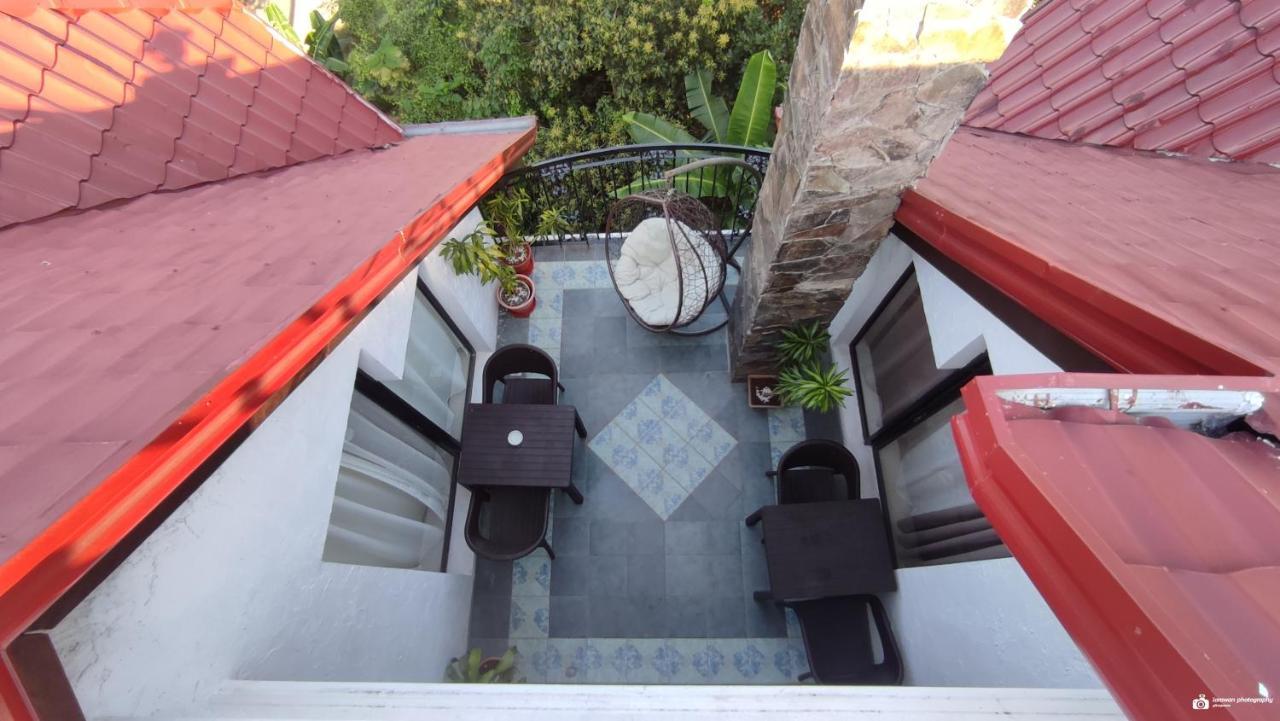 El Castillo Bed And Breakfast Angono Esterno foto