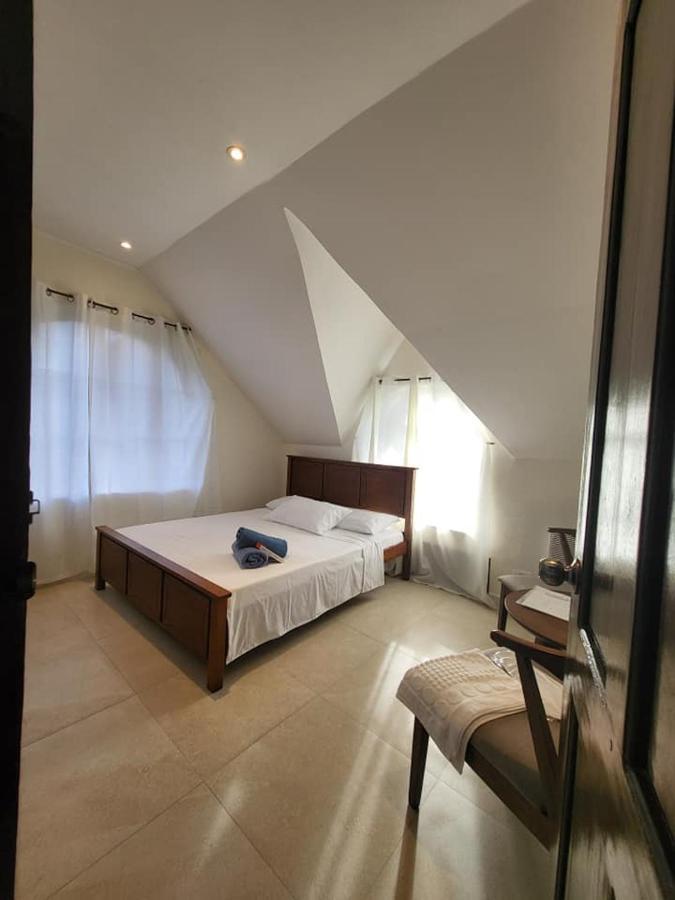 El Castillo Bed And Breakfast Angono Esterno foto