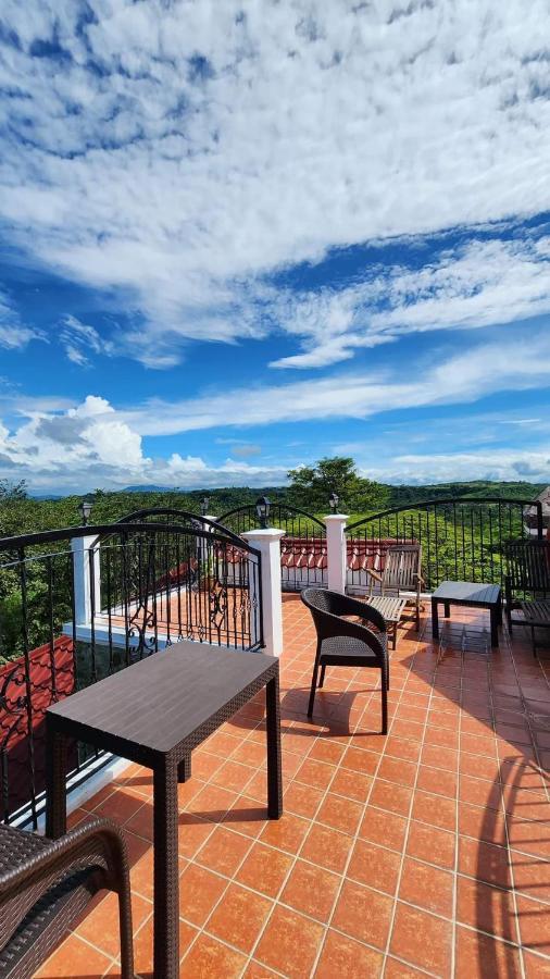 El Castillo Bed And Breakfast Angono Esterno foto