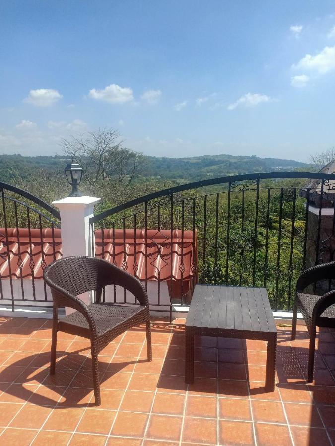 El Castillo Bed And Breakfast Angono Esterno foto