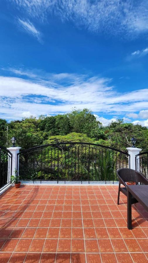 El Castillo Bed And Breakfast Angono Esterno foto
