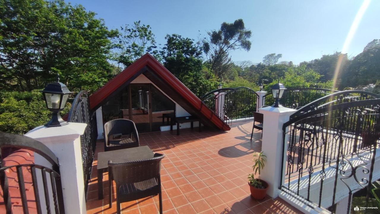 El Castillo Bed And Breakfast Angono Esterno foto