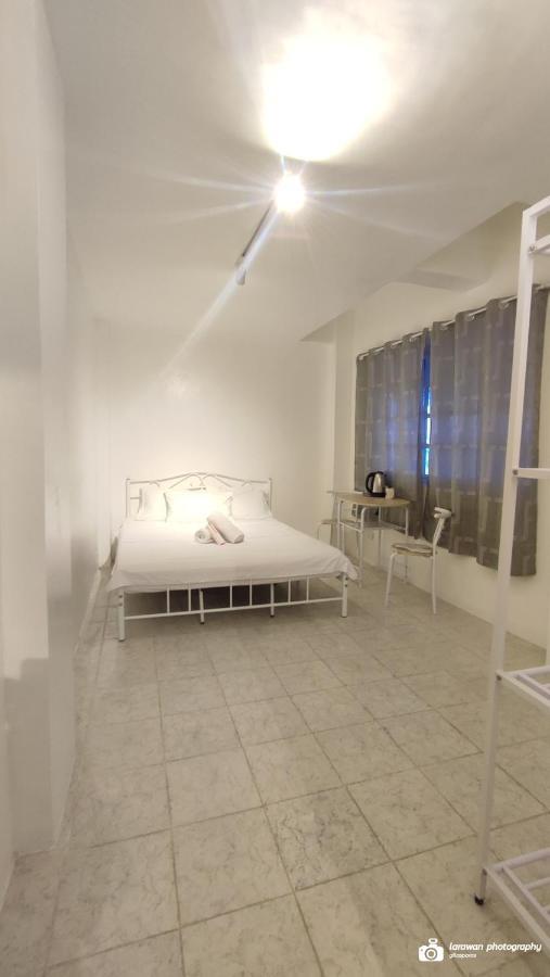 El Castillo Bed And Breakfast Angono Esterno foto
